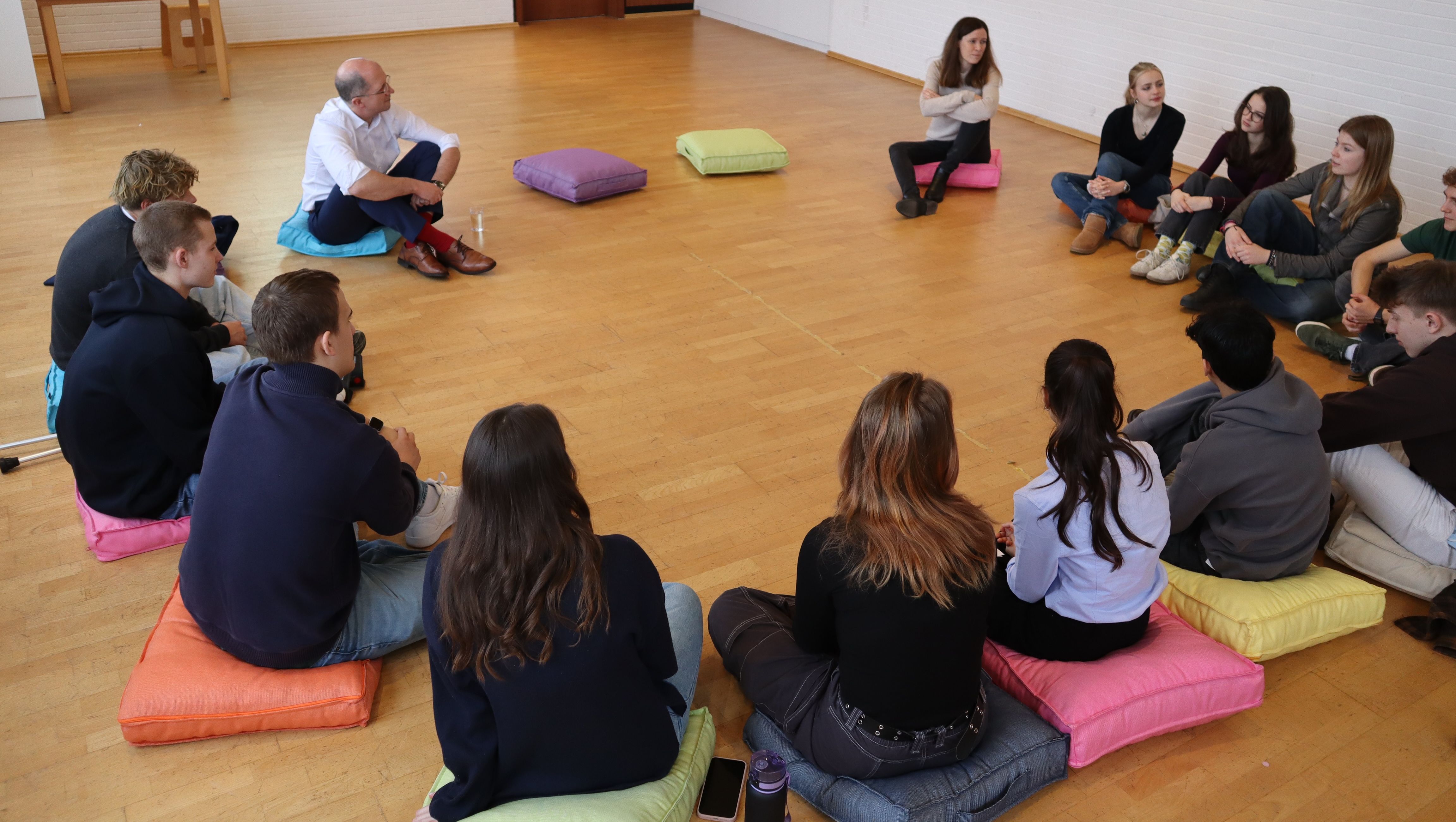 Gesprächsrunde mit Schüler*innen bei der Schulseelsorge; Quelle: Fliedner-Gymnasium