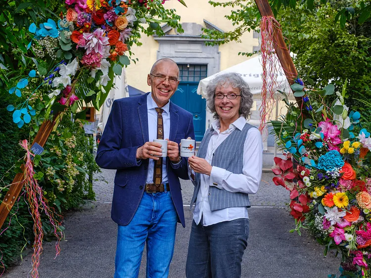 Das erste Paar der Pop-Up Hochzeit vor der Neanderkirche: Sonja und Dirk. 