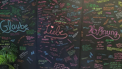 Glaube, Liebe, Hoffnung auf einem Board