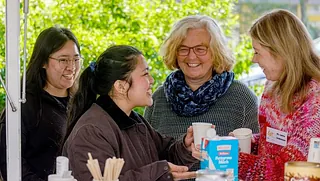 Menschen im Gespräch am Kaffeemobil Evie