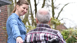 Jüngere Frau mit Mann im Rollstuhl; Foto: Fundus