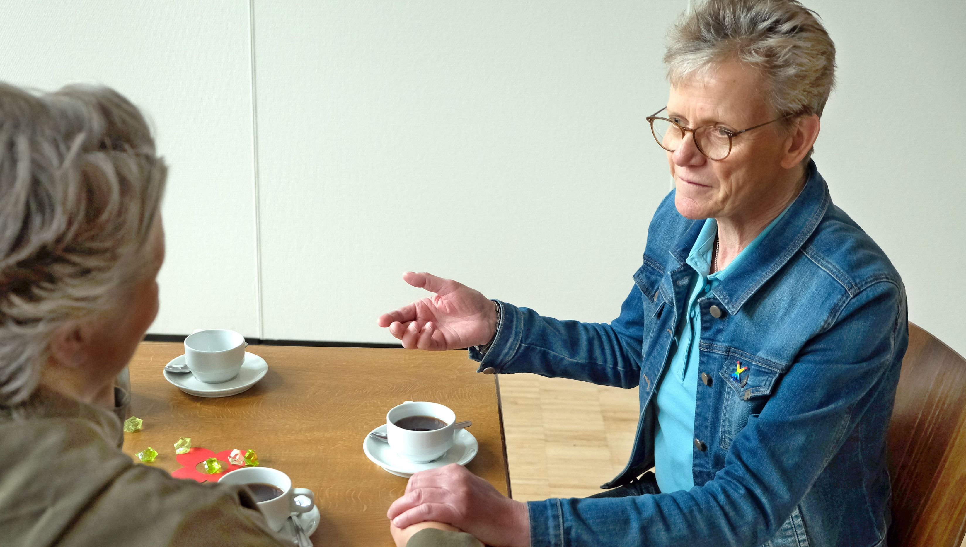 Zwei Personen im Gespräch; Foto: Sergej Lepke