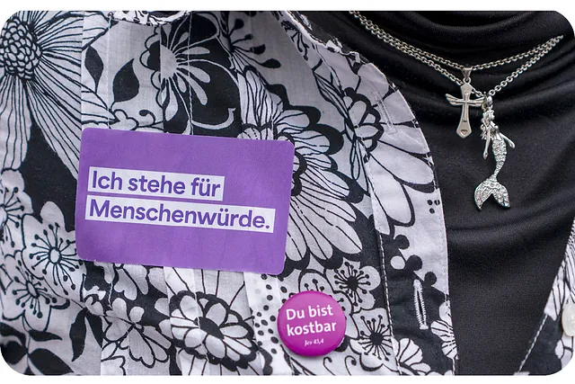Schild "Ich stehe für Menschenwürde"
