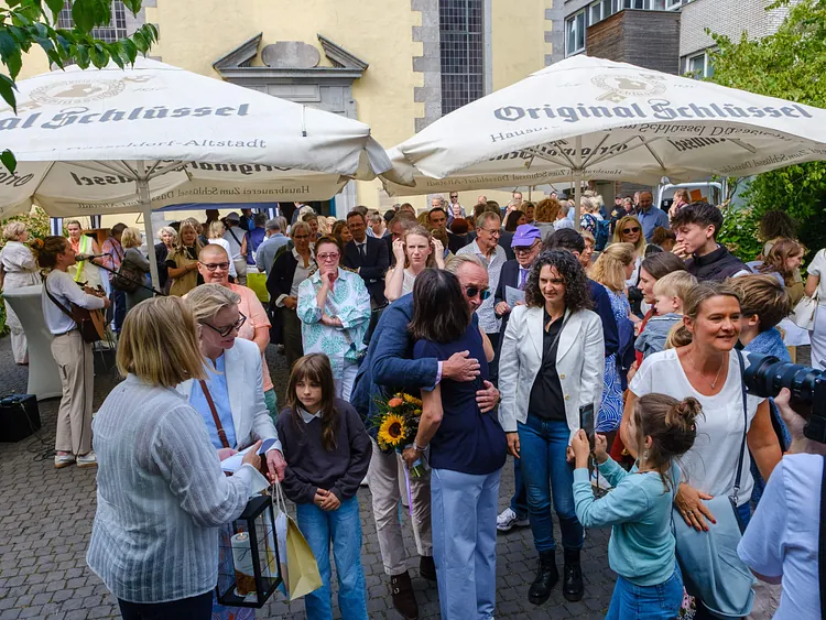 Zentraler Ort der Begegnung und Freude war der Innenhof der Neanderkirche