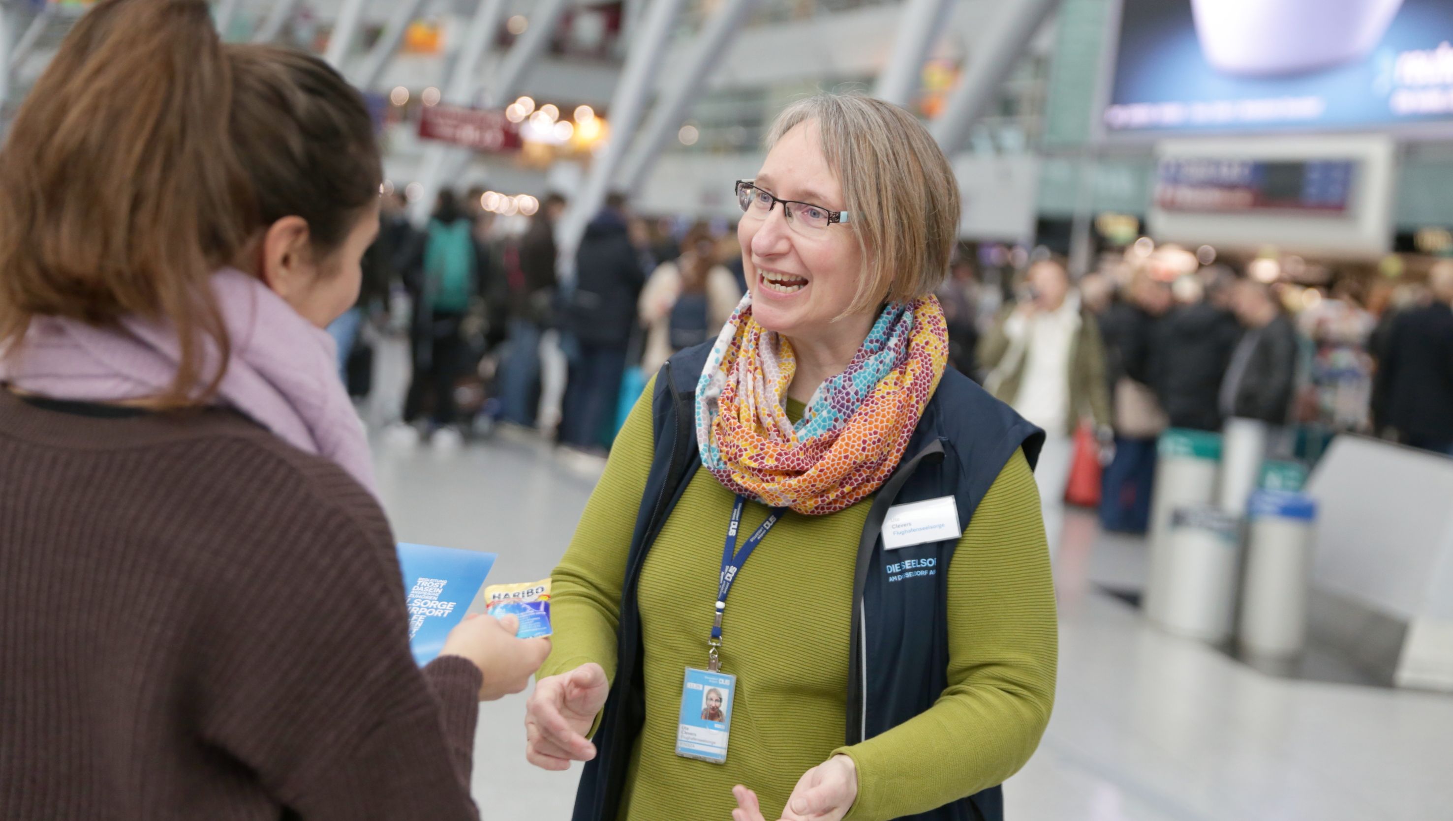Flughafenseelsorger vor ihrem Schalter am Düsseldorfer Flughafen; Foto: evdus