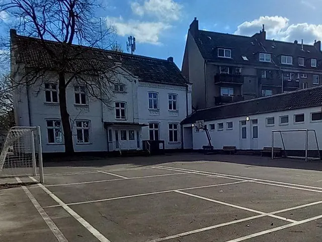 Auf unserem großen Hof kann Fußball, Basketball, Volleyball und vieles mehr gespielt werden; Foto: evdus