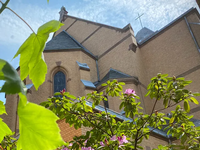 Christuskirche mit Garten; Foto: evdus