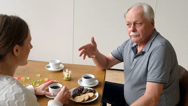 Zwei Personen im Gespräch; Foto: Sergej Lepke