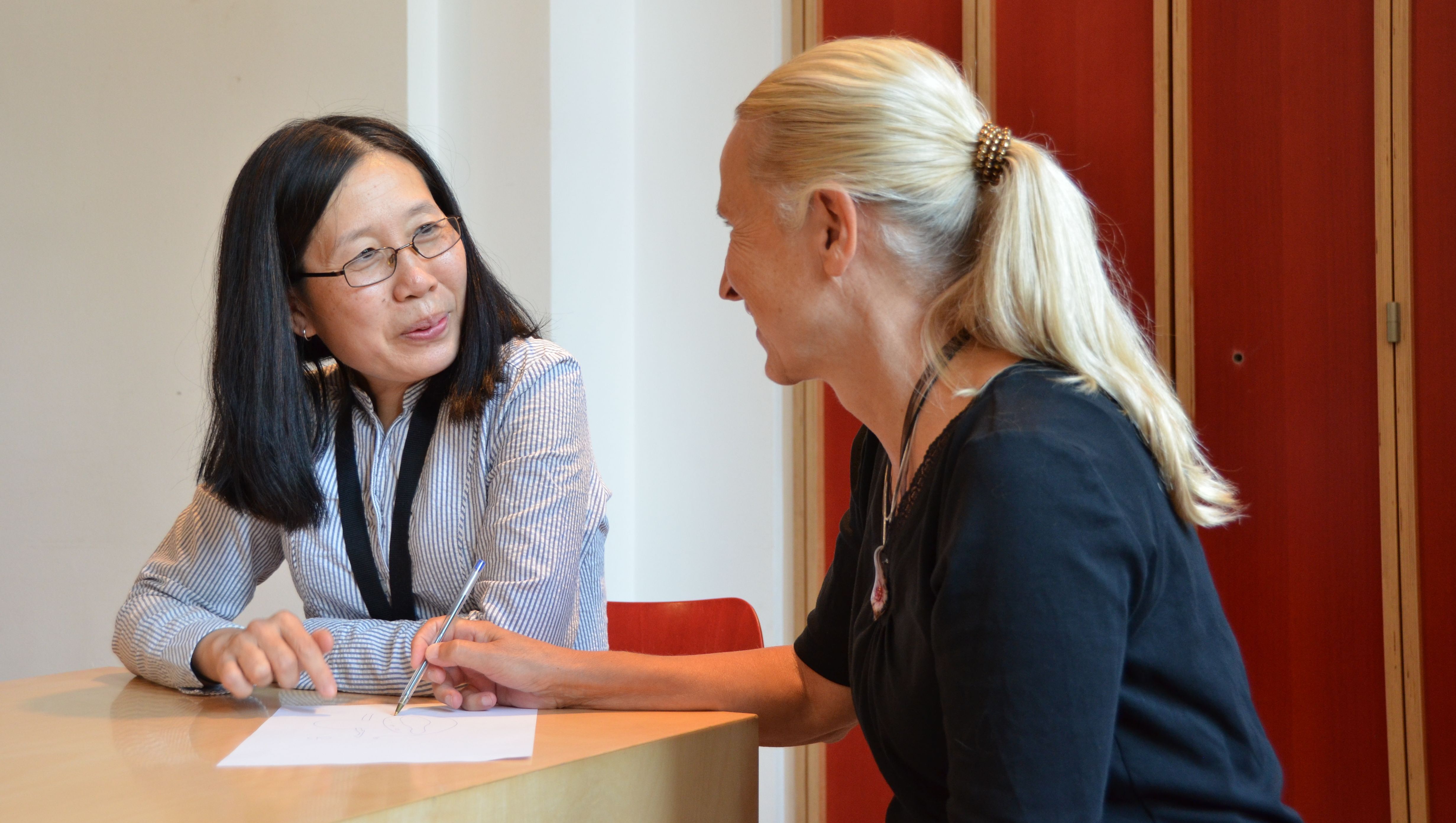 Pfarrerin Yee Wan So im Gespräch, Foto: Barbara Wengler