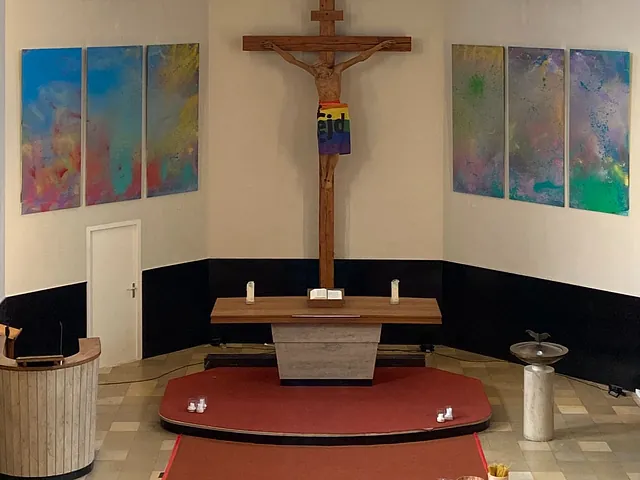 Der Altarraum in der Jugendkirche; Foto: evdus