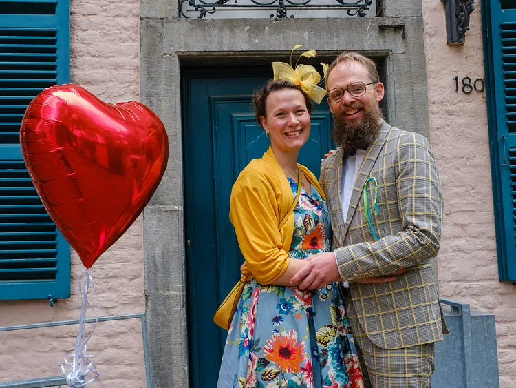 Julia und Philipp nach ihrer kirchlichen Trauung in der Bergerkirche