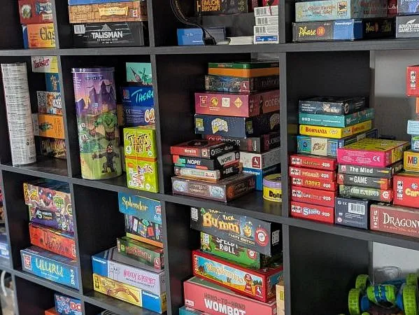 Unsere Spielesammlung im offenen Treff; Foto: evdus