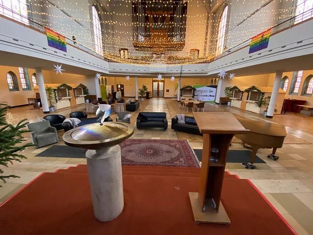 Blick vom Altar in den Kirchraum; Foto: evdus