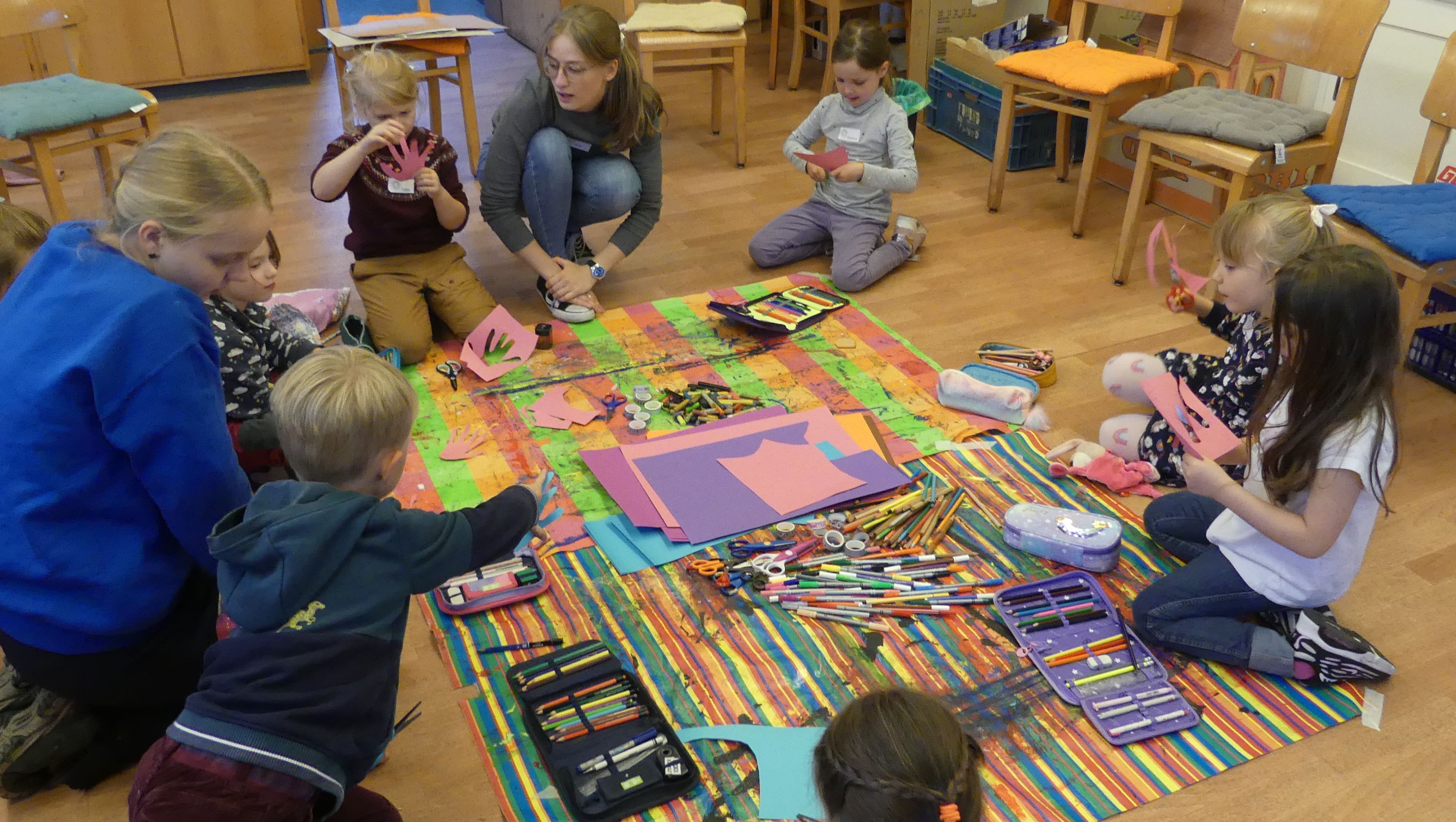 Kinderbasteln; Foto: Gemeinde TP