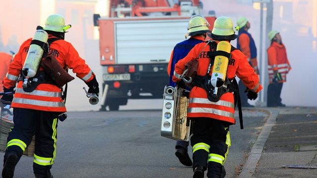 Feuerwehrmänner im Einsatz; Quelle: Pixabay