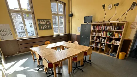 Lernzeitraum im Jugendzentrum im Hinterhof; Foto: evdus