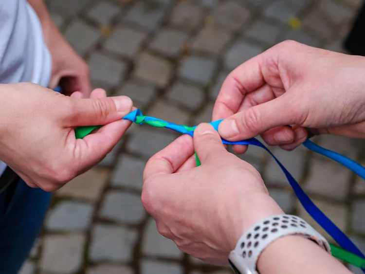 Die Paare konnten bei der Zeremonie selbst Segensbändchen flechten