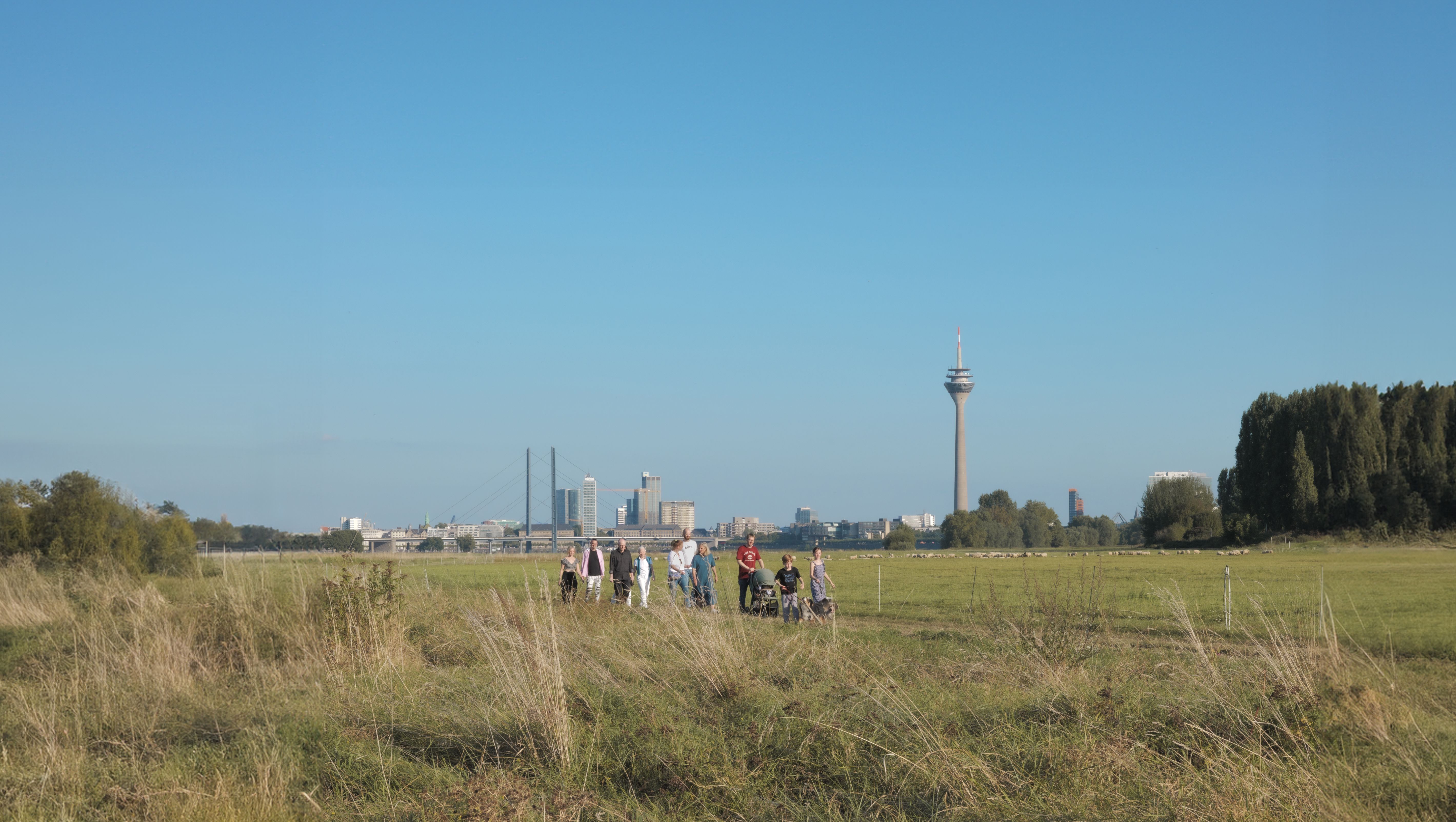 Rheinturm mit einer Gruppe Pilger; Foto: Lars Schütt