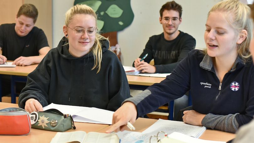 Schulseelsorgerin im Gespräch mit Schülerinnen; Foto:: Fundus