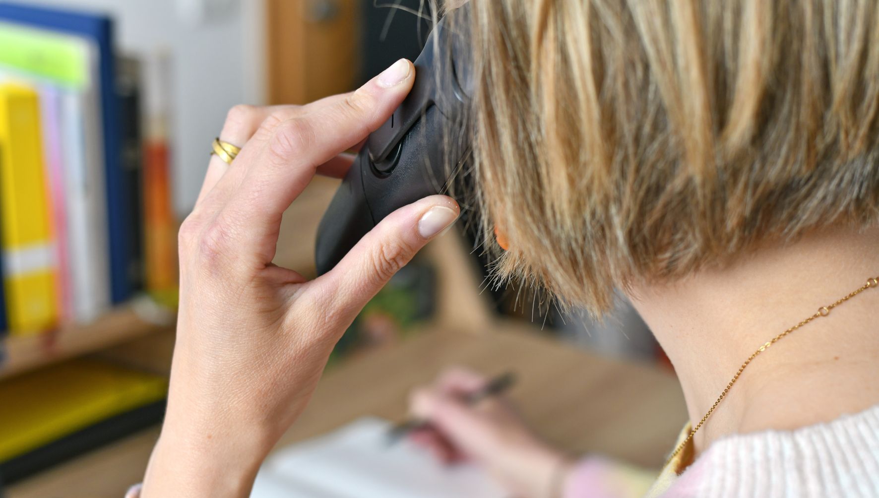 Telefonseelsorgerin im Gespräch: Eine Frau am Telefon macht sich Gesprächsnotizen; Foto: Fundus