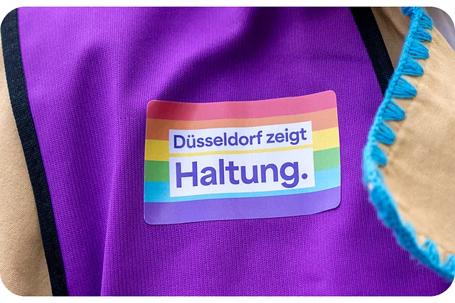 Schild "Düsseldorf zeigt Haltung"