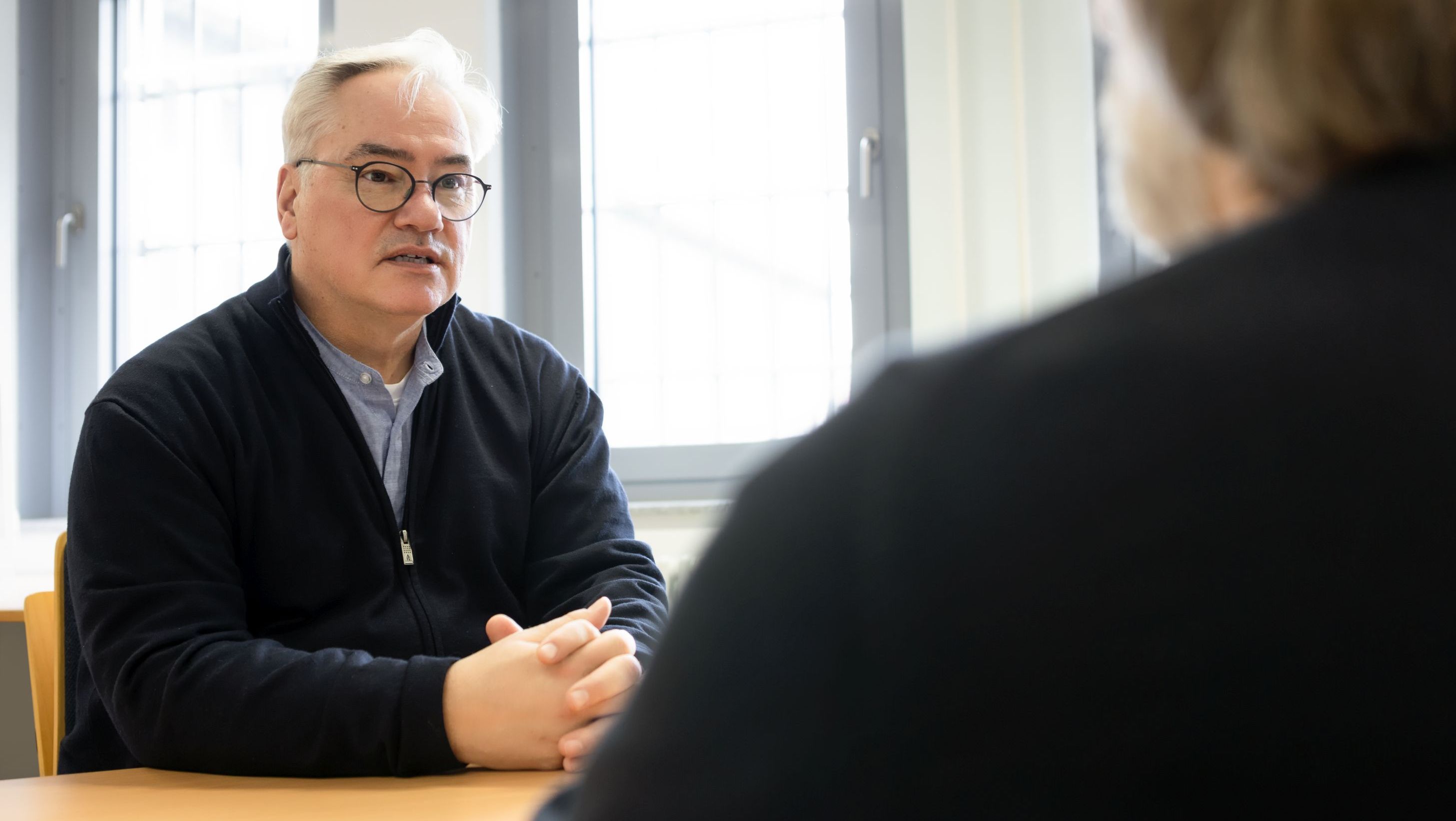 Gefängnisseelsorger im Gespräch; Foto: Martina Chardin