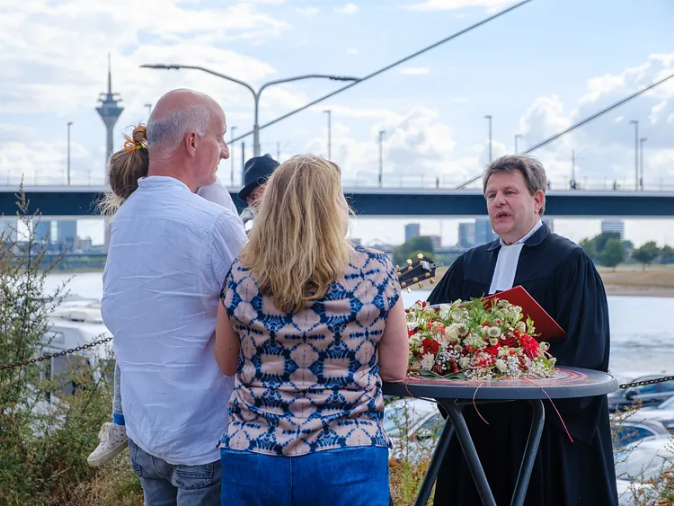 Pfarrer Dr. Martin Fricke segnete am Rhein