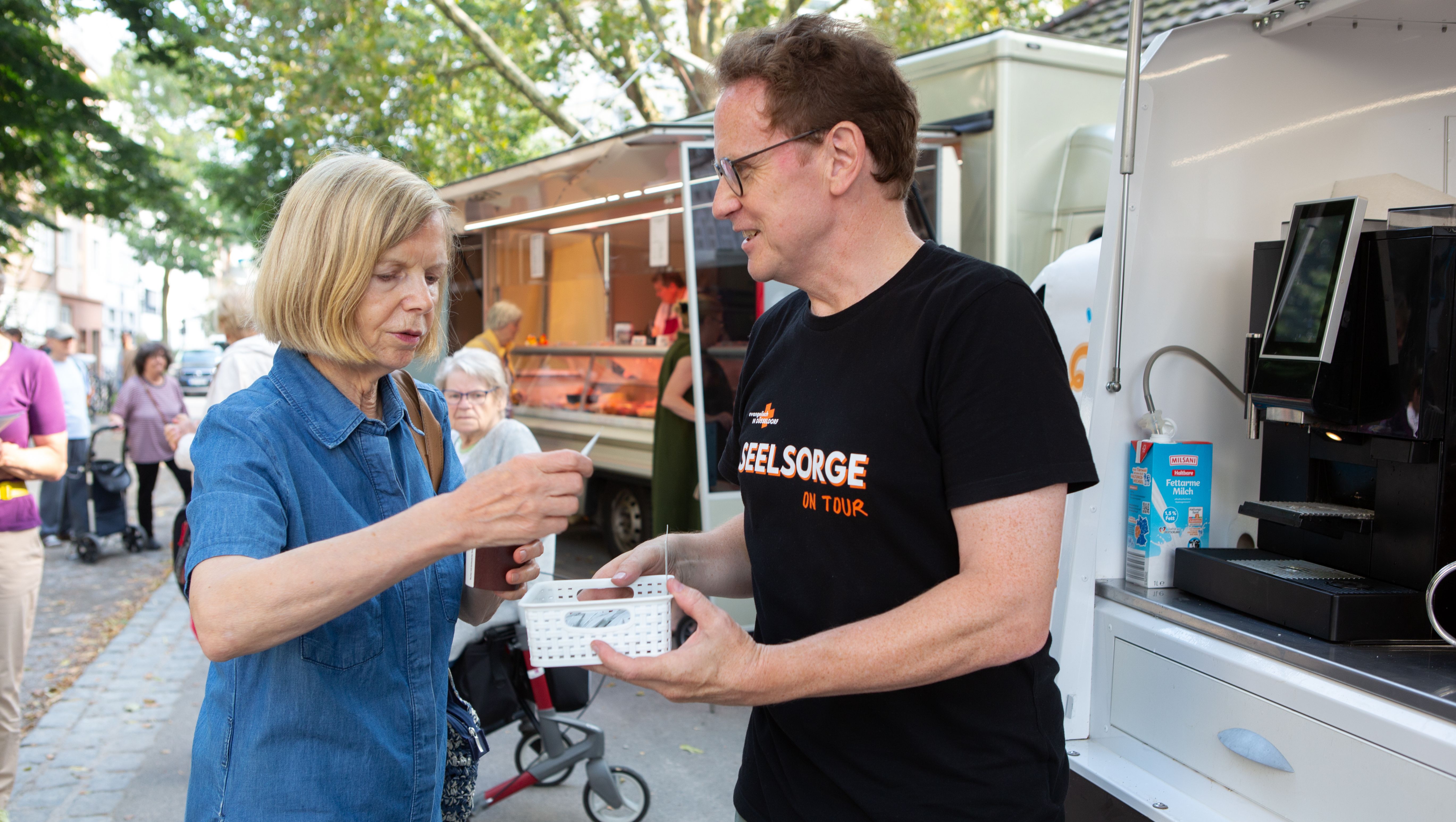 Seelsorger on Tour im Gespräch vor dem Kaffeemobile Evie