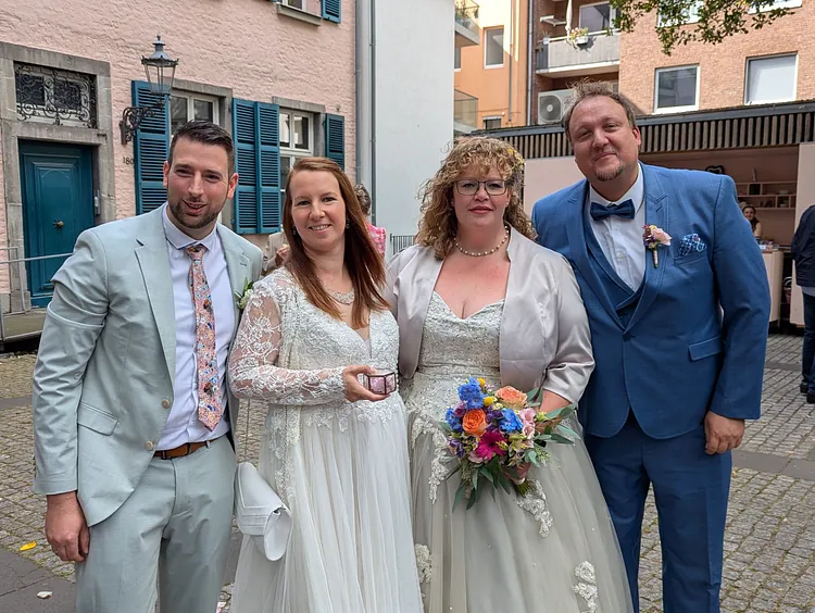 Doppelte Freude: Die befreundeten Paare Niko und Stephanie sowie Melanie und Mario feierten mit ihren Familien ihre Liebe