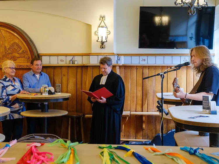 Diamantenes Hochzeitspaar Gerda und Dieter Elter in der Hausbrauerei, Segnung von Pfarrer Martin Fricke, Musik Danny