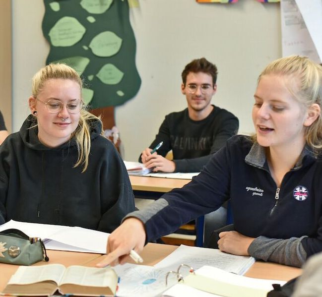 Schülerinnen und Schüler nutzen das Angebot der Schulseelsorge; Quelle: Fundus