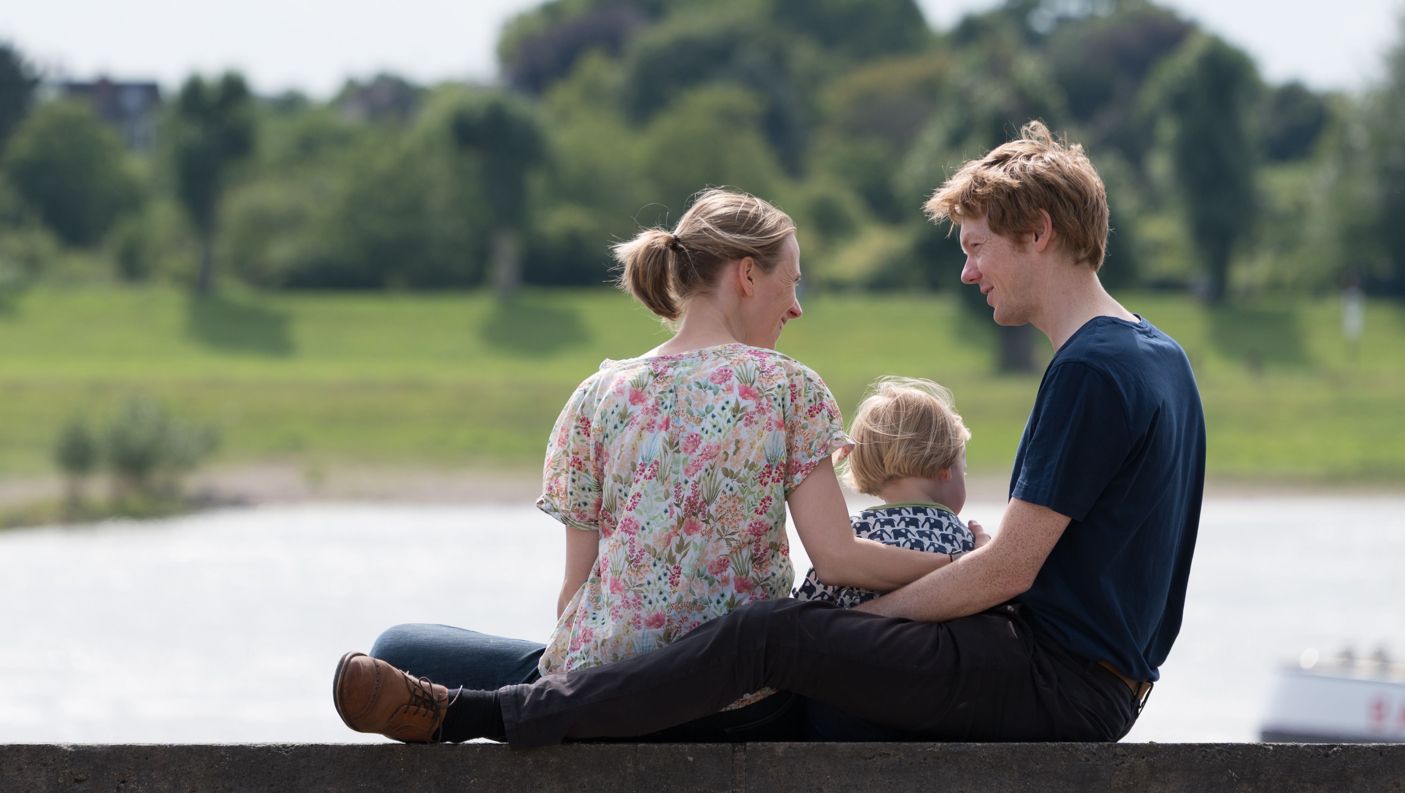 Paar am Rhein - Trauung; Foto: Lars Schütt