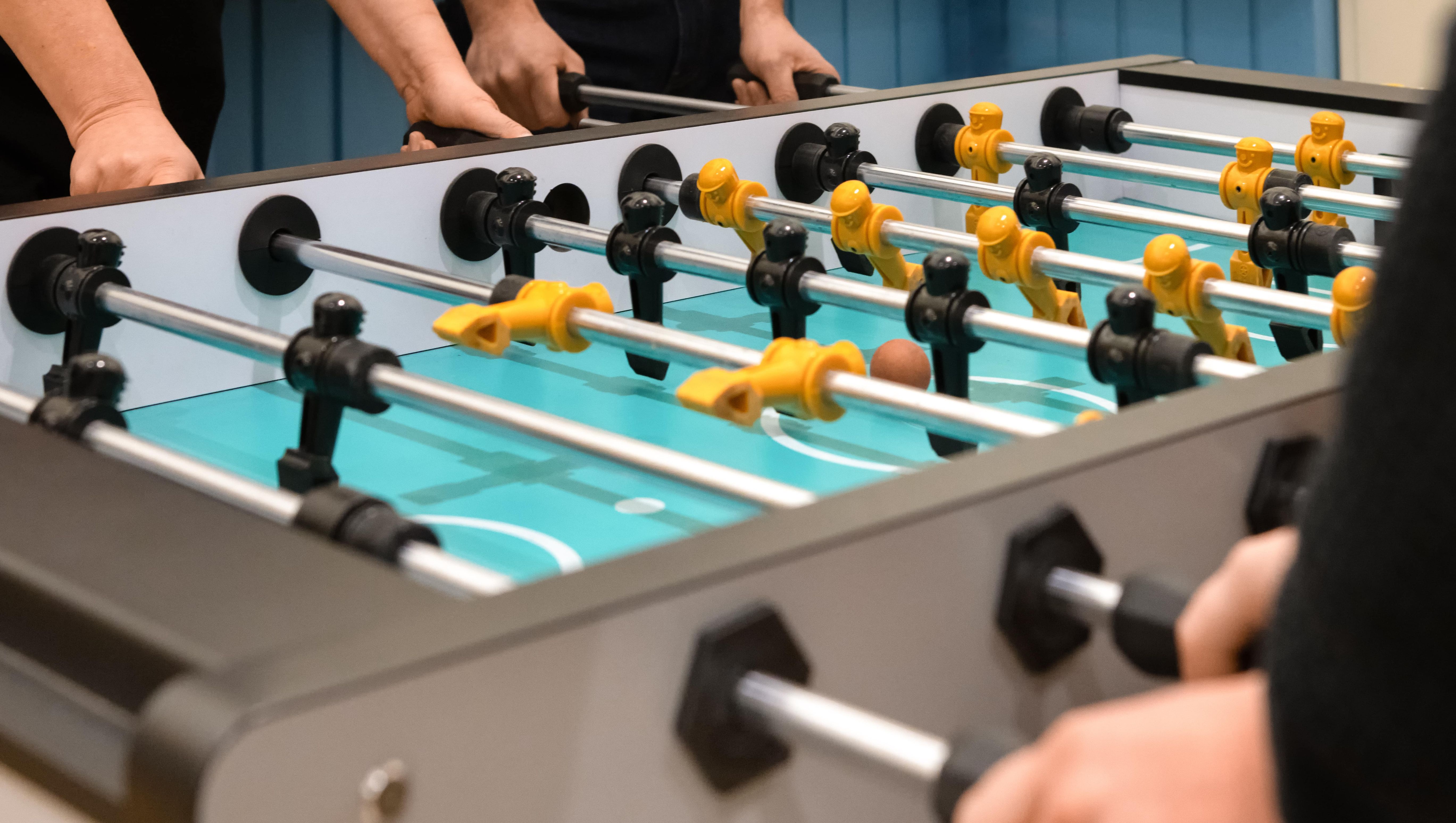 Kickern in der Teenie-Gruppe; Foto: Martina Chardin