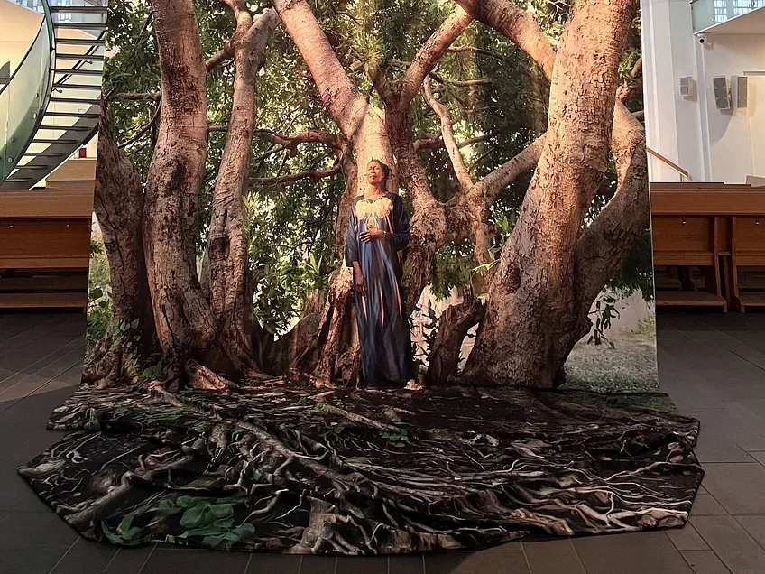 Kosmosfrau_Fotografie von Katharina Mayer auf Stoff in der Johanneskirche
